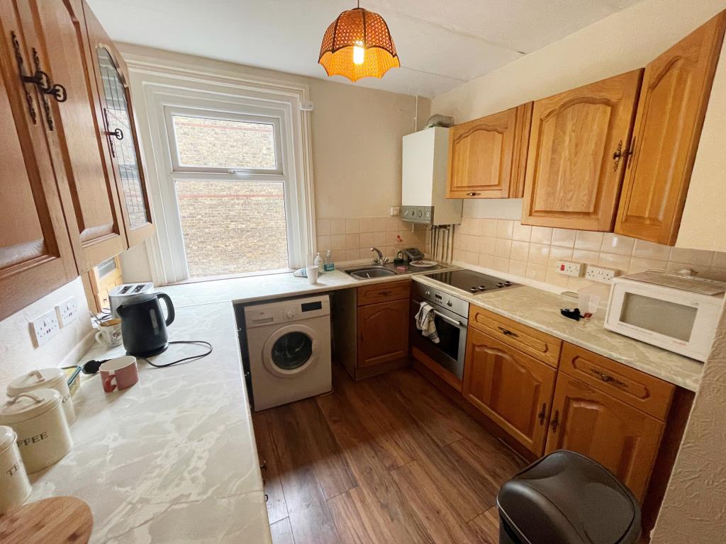 Lot: 20 - FREEHOLD BLOCK OF THREE FLATS FOR INVESTMENT - Kitchen with fitted units and boiler